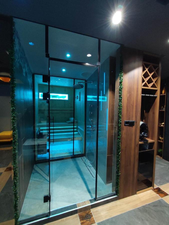 Smart Luxury Penthouse Suites - Private Sauna, Hot-Tub, Home Cinema At The Best Location In Skopje Buitenkant foto