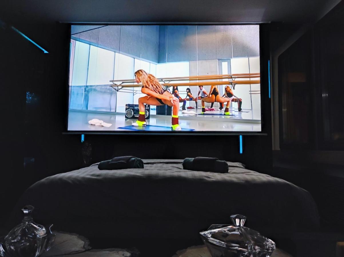 Smart Luxury Penthouse Suites - Private Sauna, Hot-Tub, Home Cinema At The Best Location In Skopje Buitenkant foto