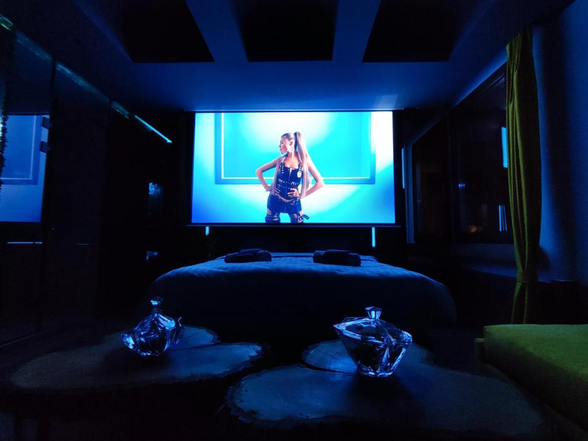 Smart Luxury Penthouse Suites - Private Sauna, Hot-Tub, Home Cinema At The Best Location In Skopje Buitenkant foto