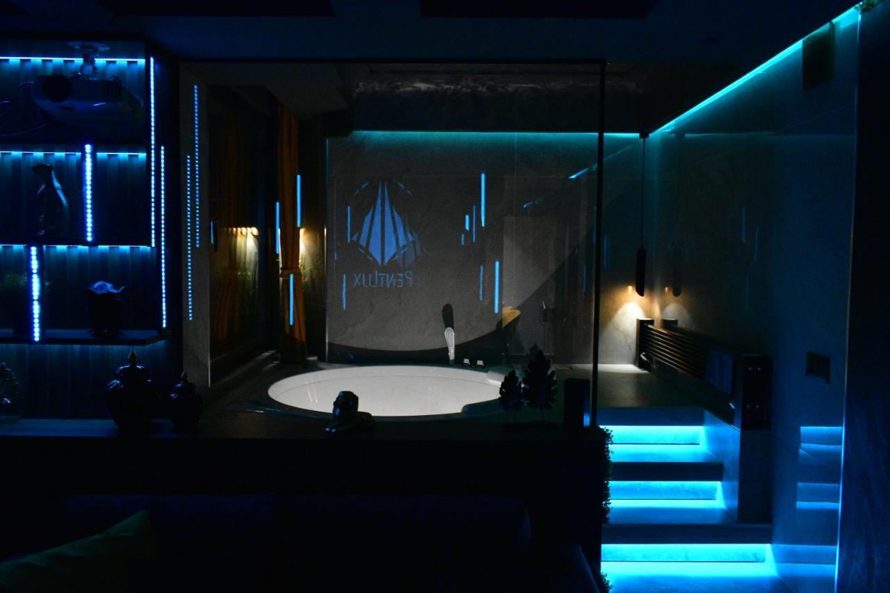 Smart Luxury Penthouse Suites - Private Sauna, Hot-Tub, Home Cinema At The Best Location In Skopje Buitenkant foto