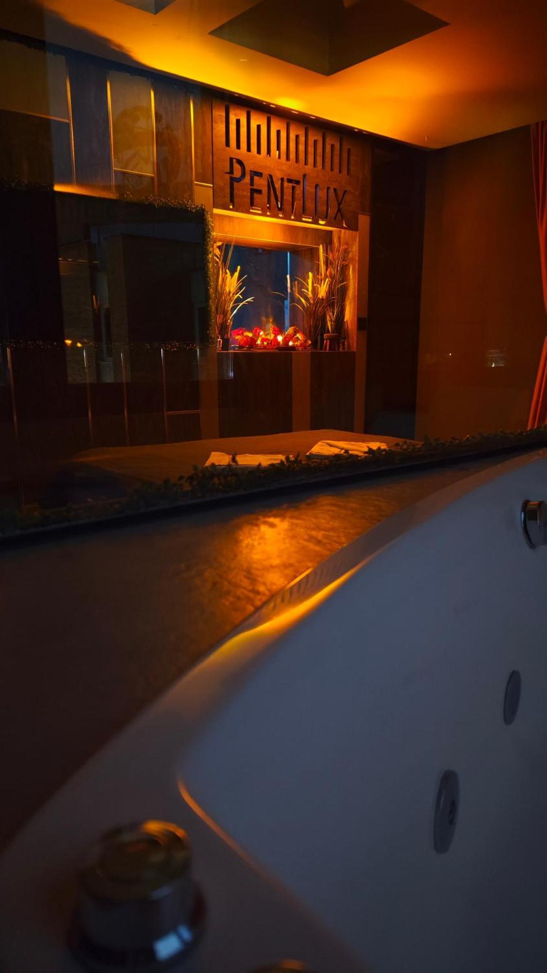 Smart Luxury Penthouse Suites - Private Sauna, Hot-Tub, Home Cinema At The Best Location In Skopje Buitenkant foto