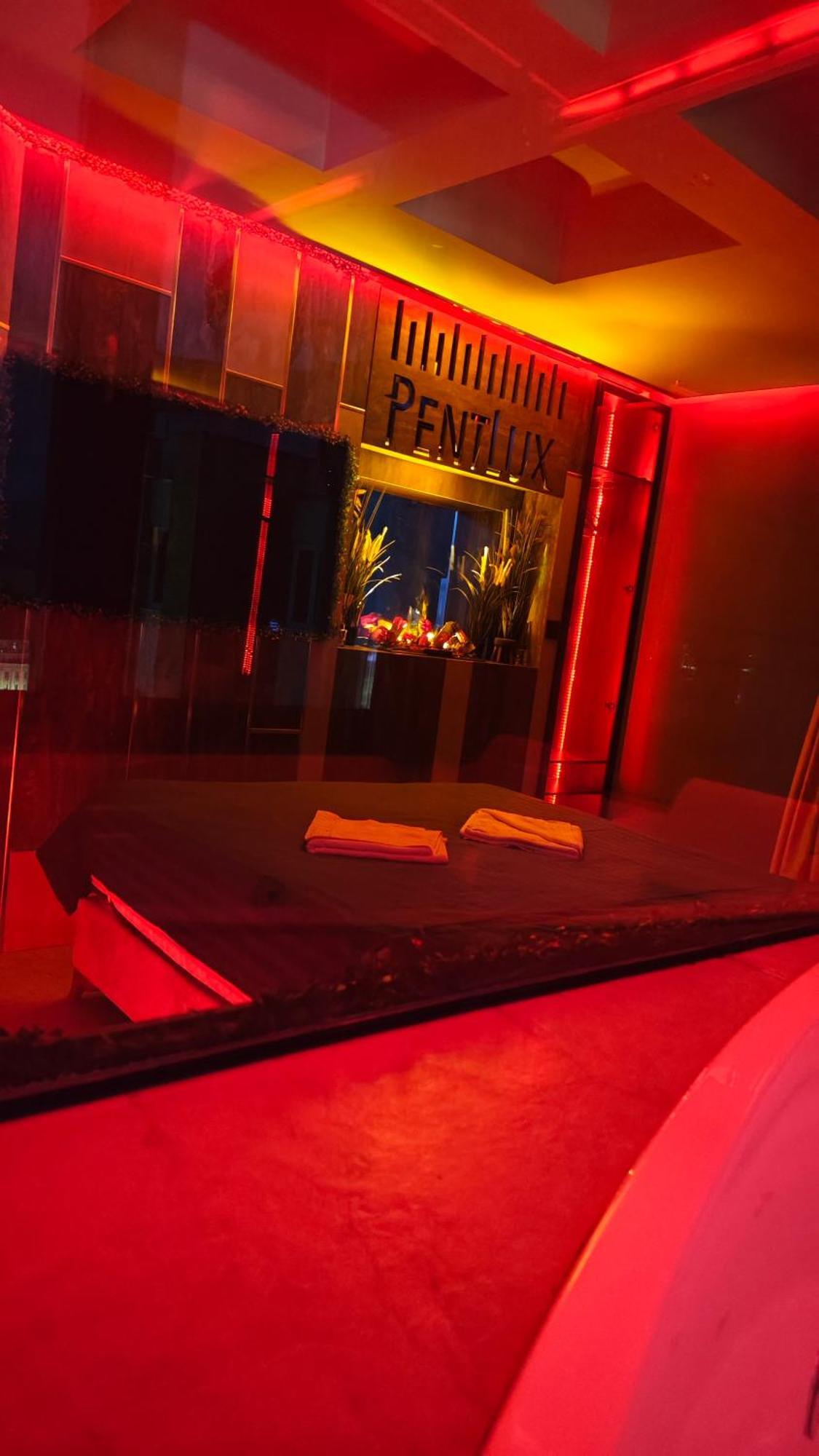 Smart Luxury Penthouse Suites - Private Sauna, Hot-Tub, Home Cinema At The Best Location In Skopje Buitenkant foto